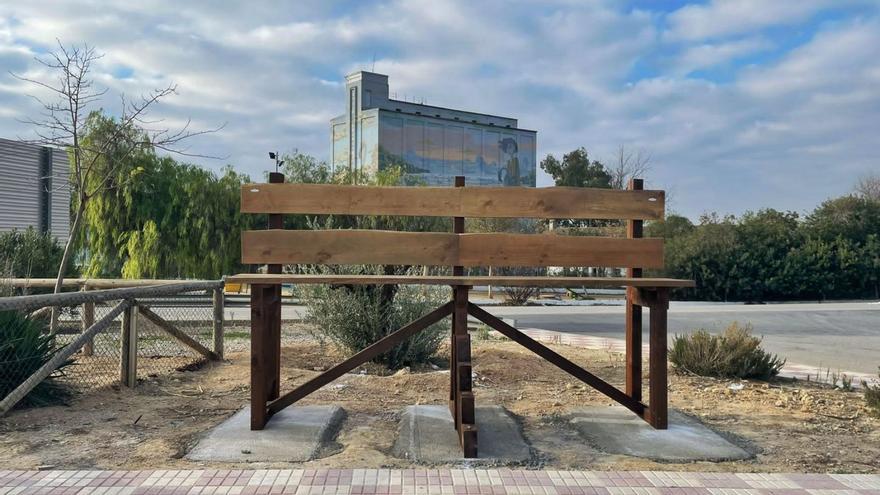 Banco gigante de madera en Fuente de Piedra. .