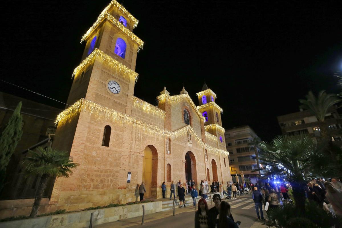 Iluminación de la fachada de la iglesia de la Inmaculada en la plaza de la Constitución