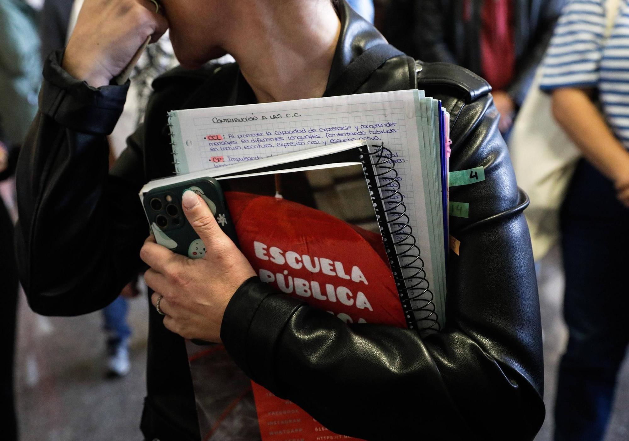 Así fue el inicio de la oposición de los maestros asturianos en Gijón: "Es una carrera de fondo" (en imágenes)