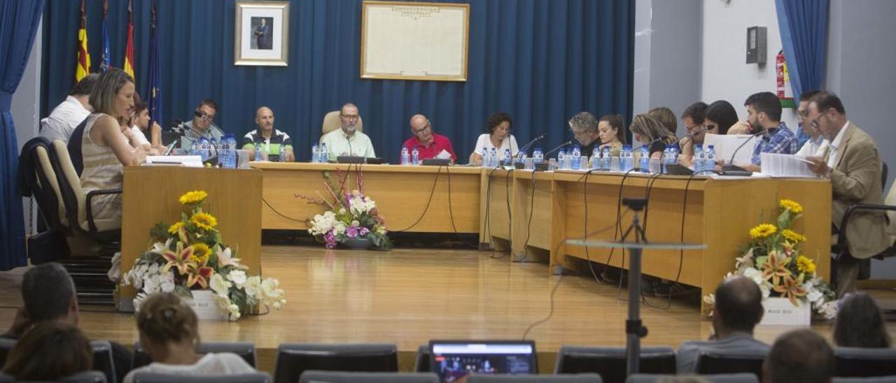 Un pleno del Ayuntamiento de El Campello celebrado este verano en la localidad.