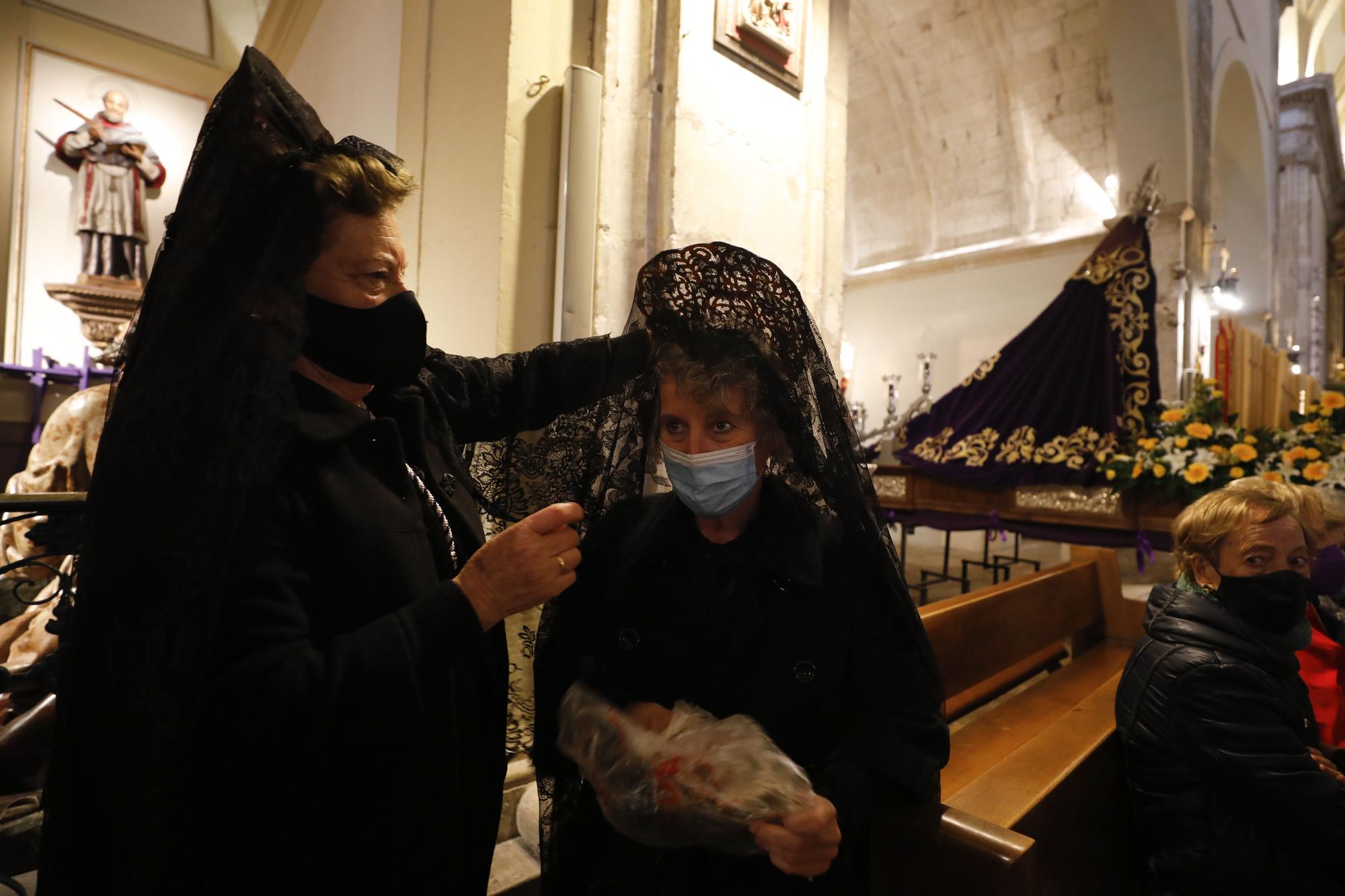 EN IMÁGENES: La lluvia da al traste con la procesión del Silencio en Oviedo, pero no ahoga el fervor cofrade