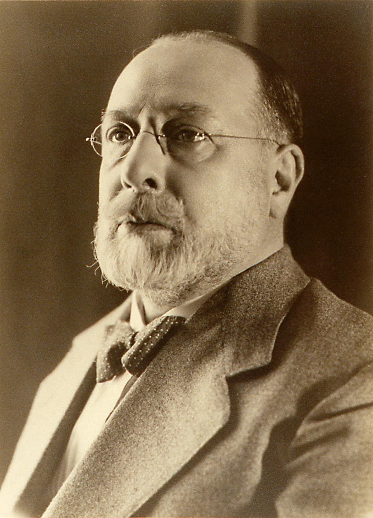 Retrato sin fecha del doctor y fotógrafo aficionado César Comas Llaberia