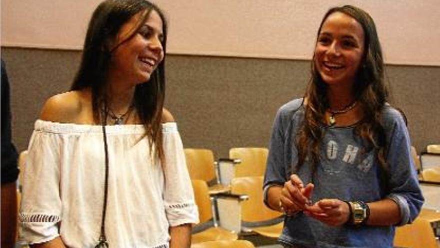 L&#039;Alba i la Clara Rusiñol durant la roda de premsa sobre la donació i el trasplantament de medul·la òssia.