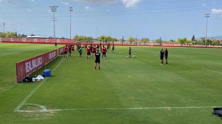 El Sporting se entrena en la ciudad deportiva Antonio Asensio antes del partido de esta tarde ante el Mallorca