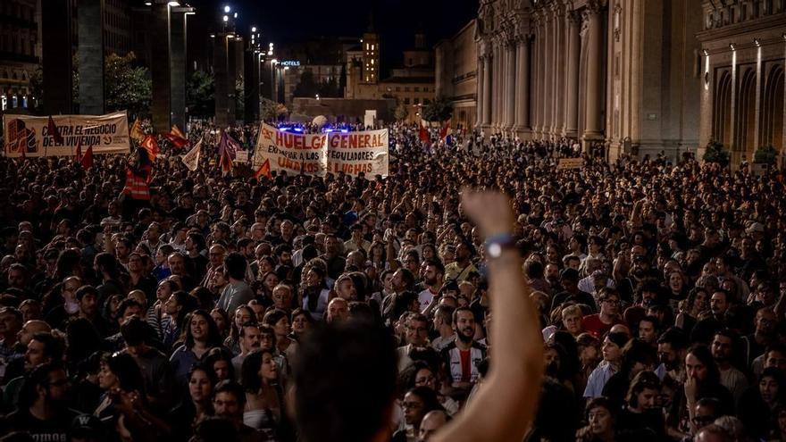 La lucha por la vivienda llena Zaragoza en una manifestación masiva que exige la huelga general: "Tengo que sobrevivir con 200 euros"