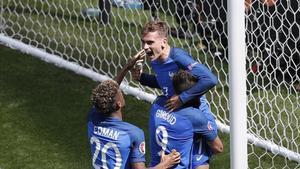 Griezmann celebra su segundo gol ante Irlanda junto a Giroud y Coman.