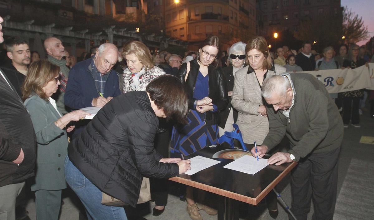 Recogida de firmas  anoche, durante la movilización, para entregar un escrito al Concello. | IÑAKI OSORIO
