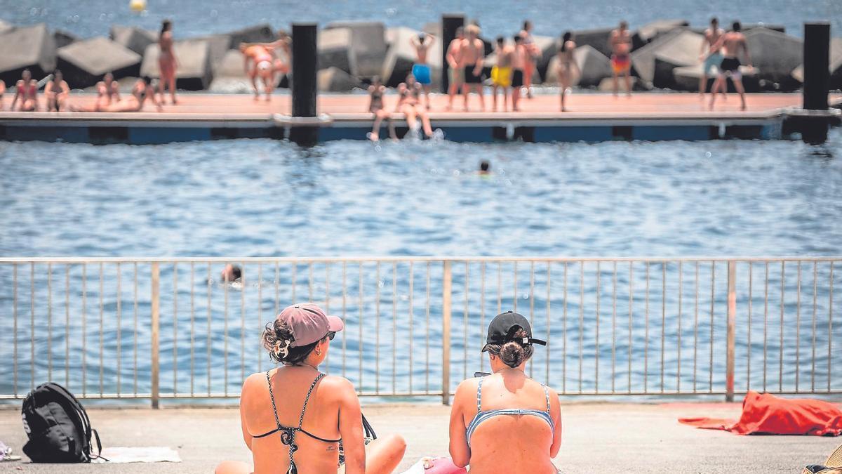 Dos bañistas toman el sol en los charcos de la localidad santacrucera de Valleseco.