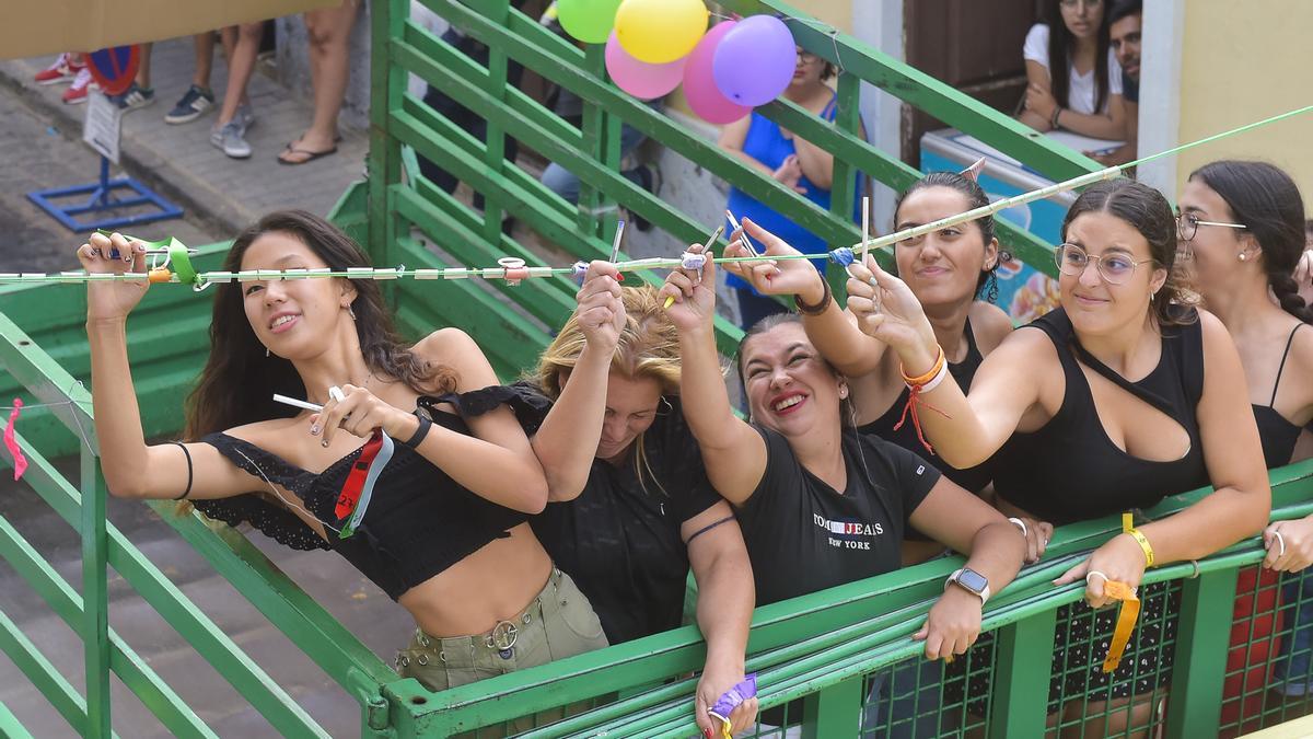 Las participantes intentan coger el máximo de cintas durante la carrera.