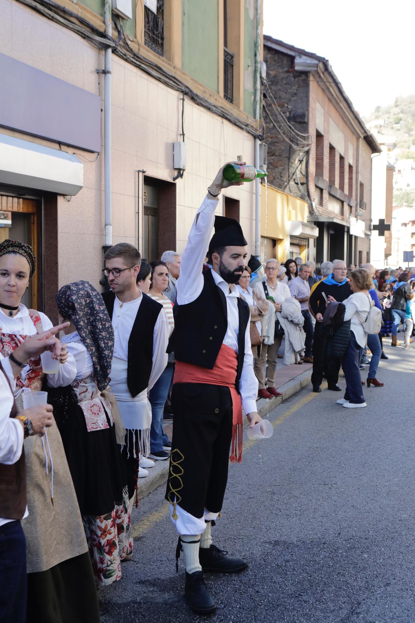 EN IMÁGENES: La localidad allerana de Moreda celebra San Martín, la fiesta de los Humanitarios