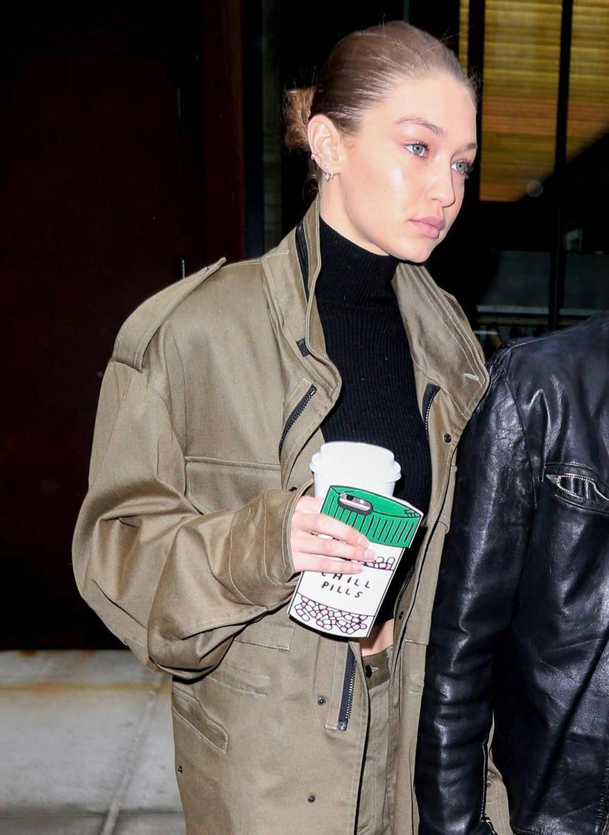 Gigi Hadid con carcasa chill pills