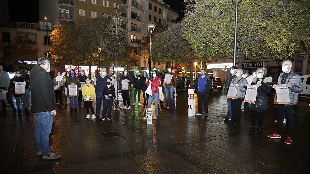 Una treintena de vecinos  de Pere Garau exige limpieza y seguridad en el barrio