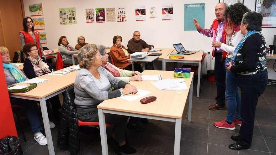 Usuarios de los talleres de memoria de Cruz Roja de Cambre, ayer, durante un juego.