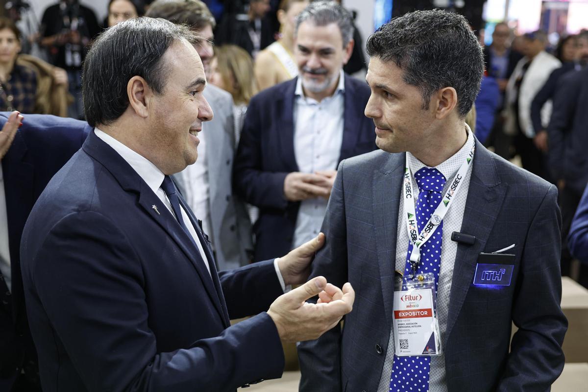 El president, Juanfran Pérez Llorca, con el líder de la patronal hotelera.