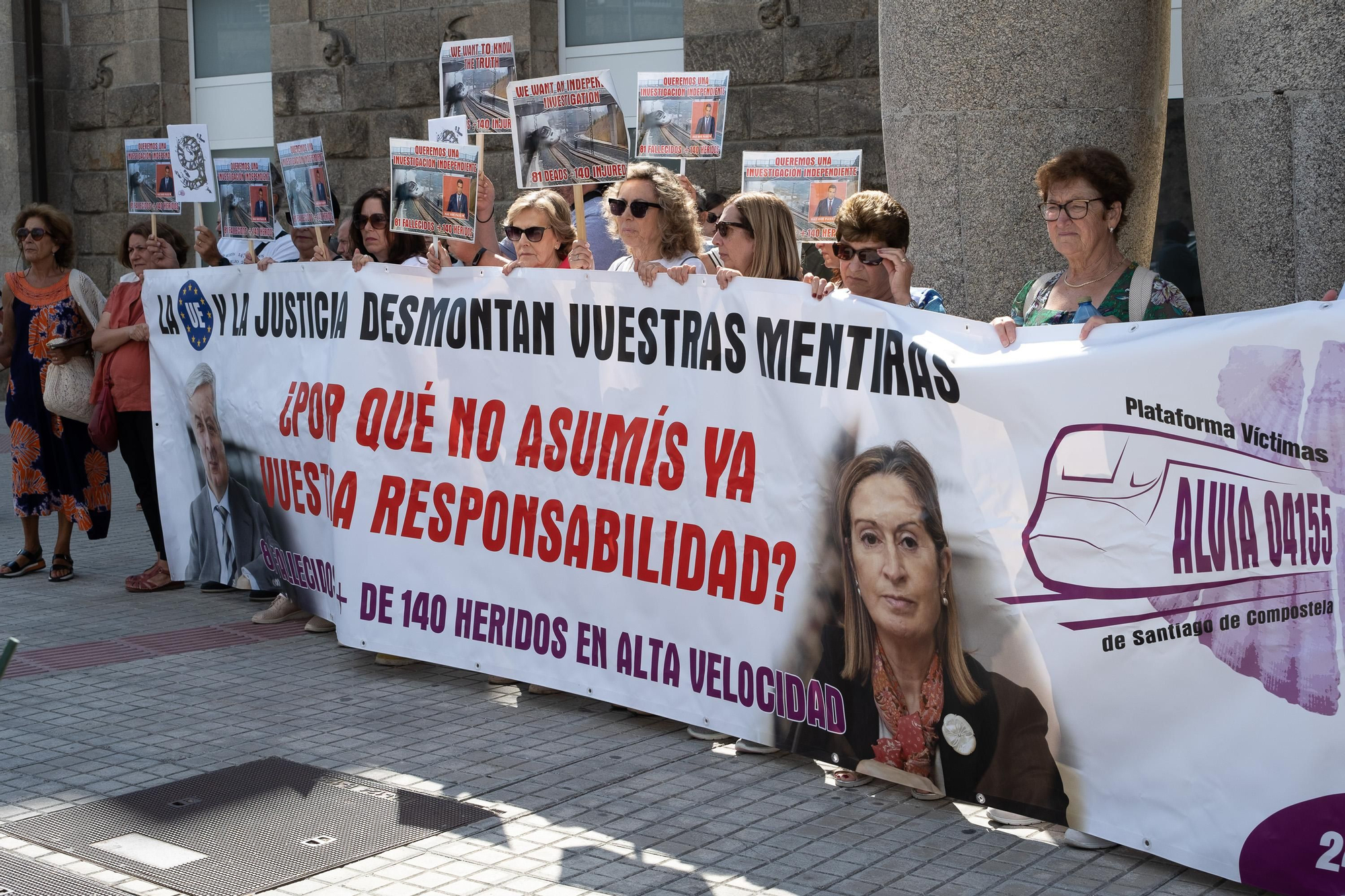 Las víctimas de Angrois se concentran en el Obradoiro en el noveno aniversario del accidente