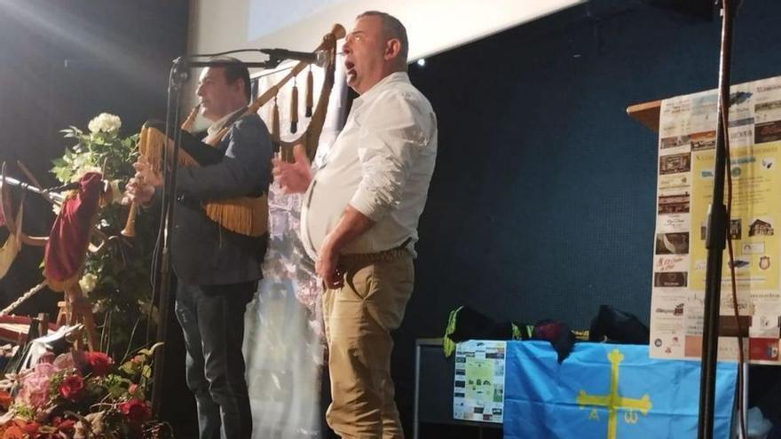 Rogelio Mier, acompañado a la gaita por Valentín Fuente. | M. Á. G.