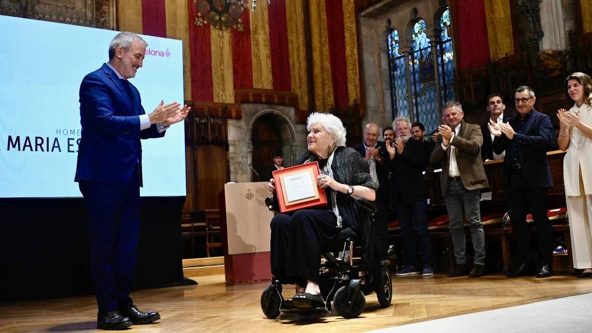 Barcelona. 21.05.2026. Barcelona L’Ajuntament de Barcelona homenajea a la restauradora Rosa María Esteva en el Salón de Cent. Fotografía de Jordi Cotrina
