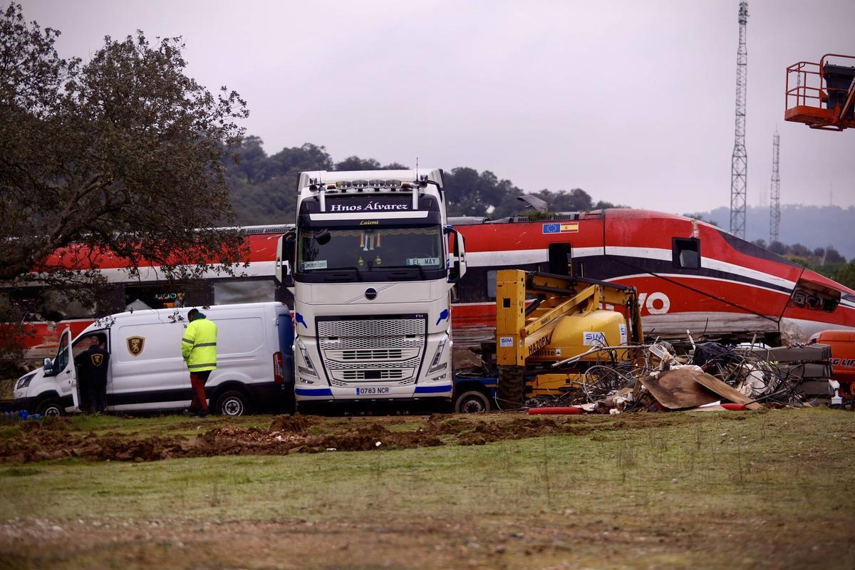 Accidente tren en Adamuz, trenes Iryo y Alvia. Accidente ferroviario, descarrilamiento Córdoba. Grúas y maquinaria pesada retiran vagones del Iryo