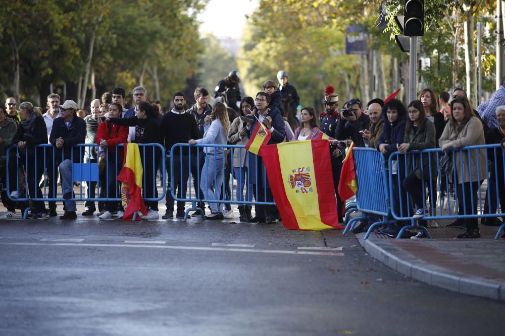 Asistentes situados a lo largo del recorrido del ...