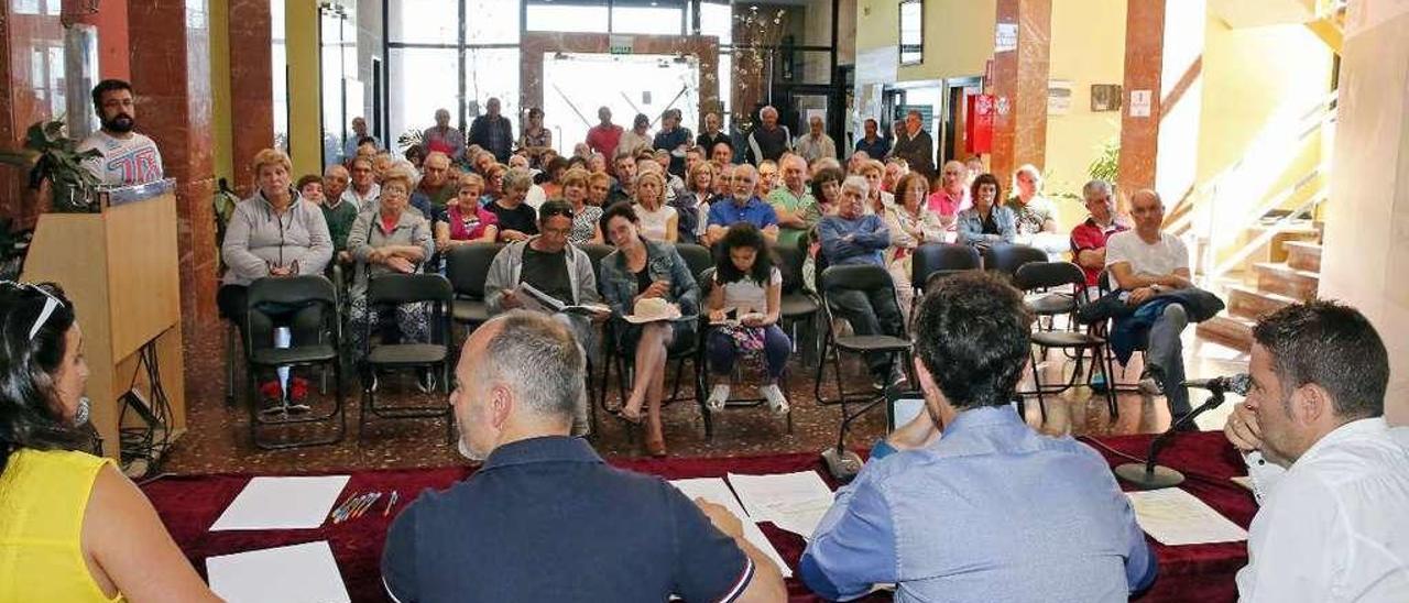 Regades,de espaldas al lado de la presidenta de la asociación de vecinos, durante la asamblea. // M.G.B.