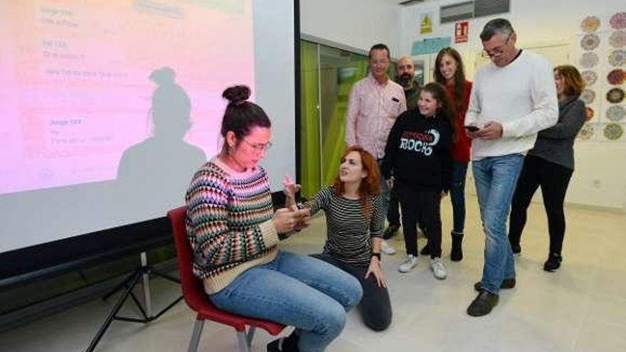 Roja y los alumnos del taller del Curtas Armadiña. // Gustavo Santos