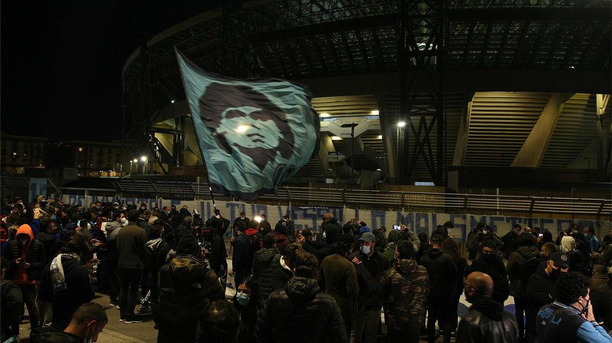 San Paolo despide a Maradona: cientos de aficionados en el estadio