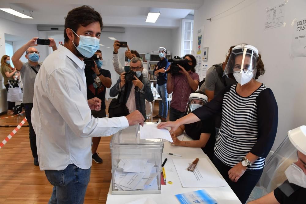 Las imágenes de una jornada tan histórica como atípica en la comunudad gallega. Unos comicios marcados por la pandemia del coronavirus, el calor y el dilema de elegir a quién votar.