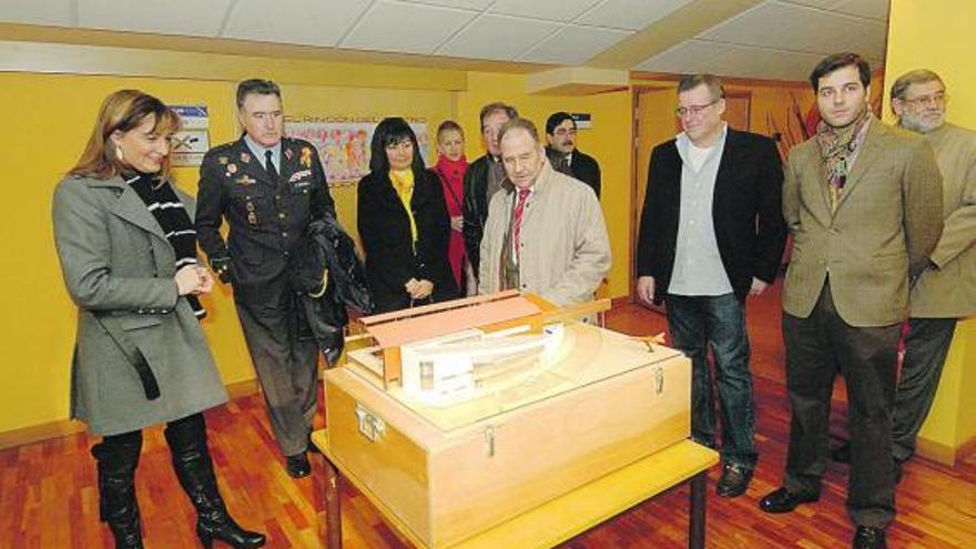 Esther Díaz, Pablo Castillo, Ana Oliva Rodríguez, David Vigil-Escalera, Juan Roces y Pelayo Infiesta, ante la maqueta.