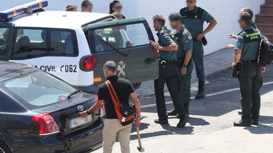 La Guardia Civil ha empleado a lo largo del día picos y otras herramientas.