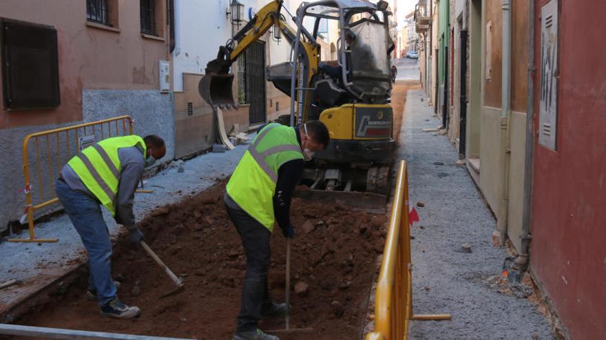 Operaris treballant en un carrer de Palafrugell.