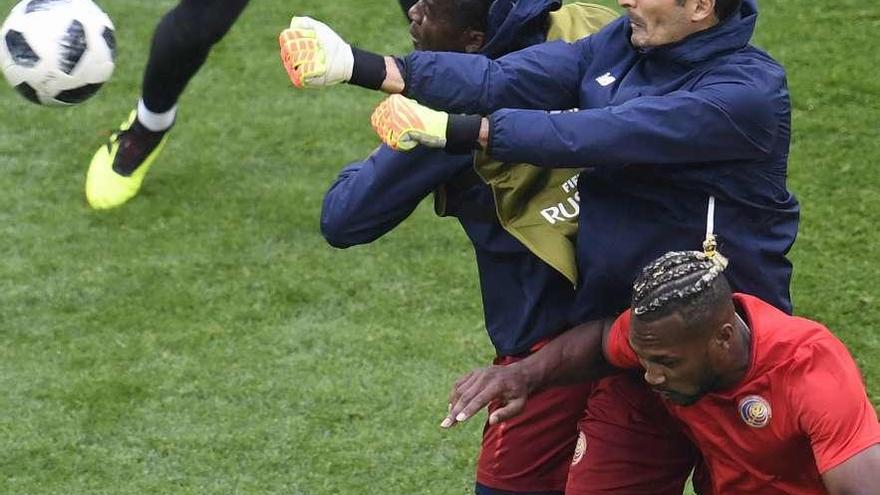 Borges despeja de puños haciendo de portero durante un partidillo informal en el entrenamiento de ayer.