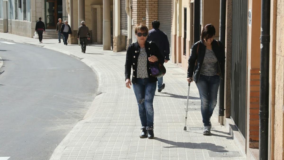 La remodelación de la calle Sant Francesc, junto al ayuntamiento de l’Alcora, prioriza al peatón con aceras más anchas.