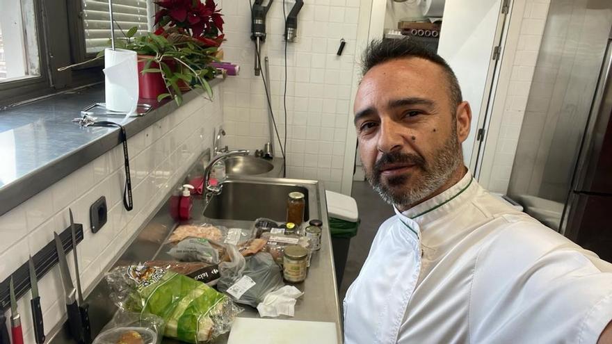 Manuel Escribano, en su lugar de trabajo en las cocinas del Ayuntamiento de Barcelona.