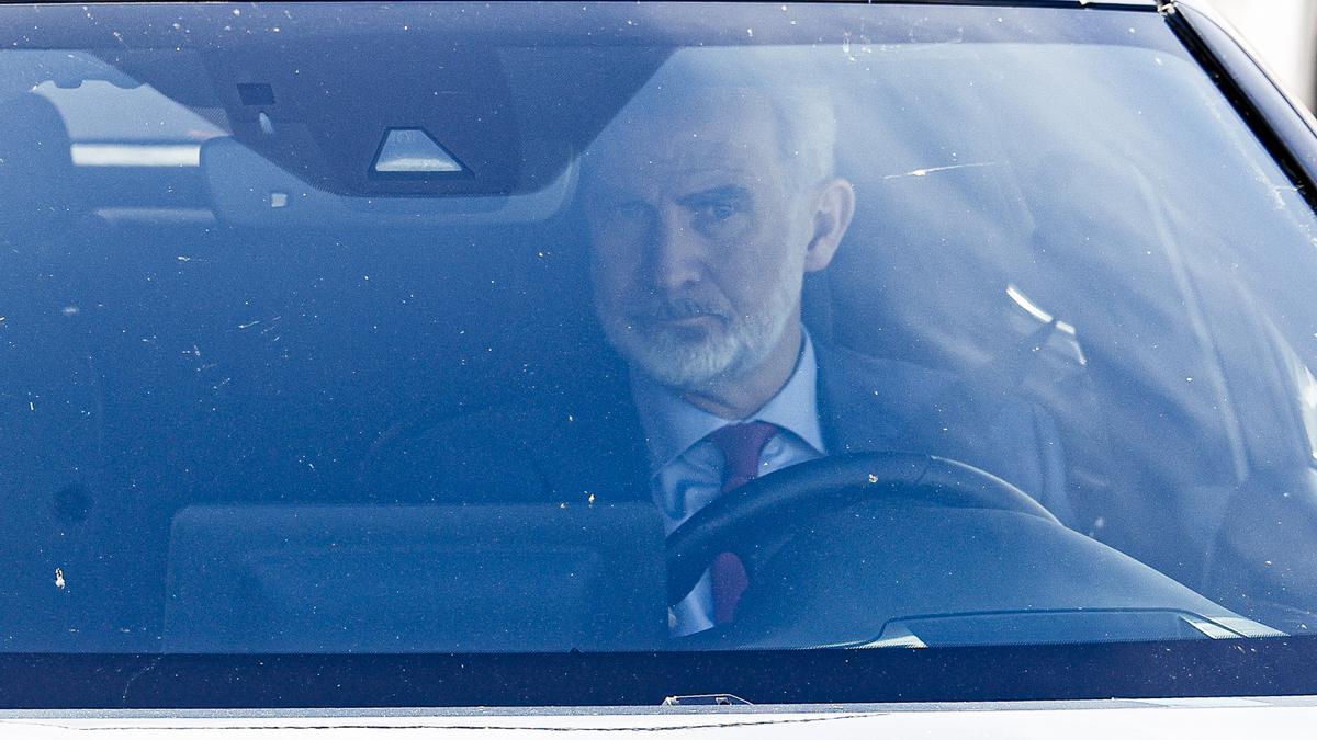 El rey Felipe VI y la infanta Elena visitan a la reina Sofía tras su ingreso en el hospital y dan la última hora sobre su estado de salud