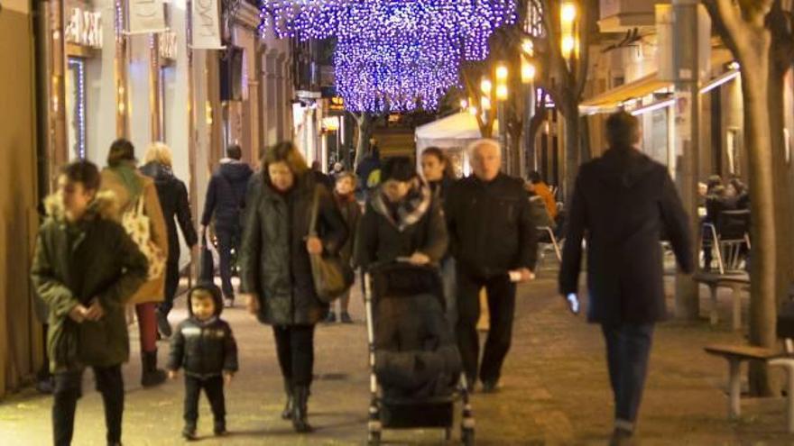 Imatge de gent passejant pel carrer Casanova de Manresa aquest Nadal