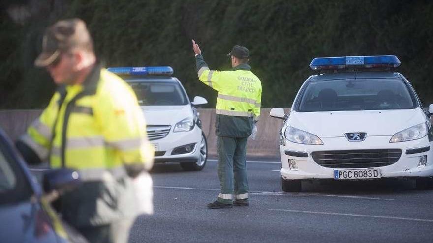 Agentes durante un control de alcohol y drogas en una carretera gallega.