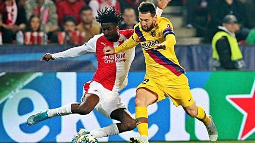 Messi trata de superar con el balón al defensor del Slavia, Olayinka.