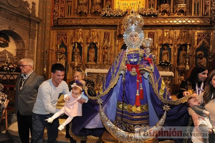 Los niños pasan por el manto de la Fuensanta