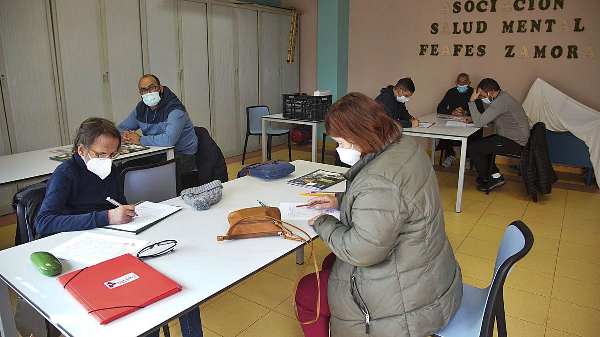 Usuarios de Feafes Zamora, en el centro que tienen en el barrio de Pinilla. | Jose Luis Fernández