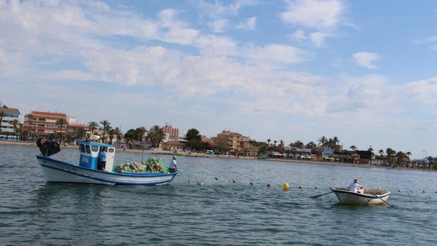 Pescadores de San Pedro del Pinatar colocando las redes antimedusas