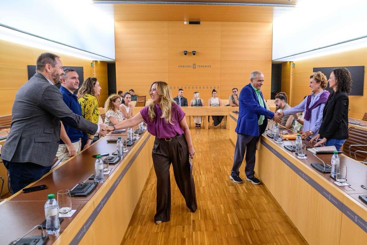 Rosa Dávila y Efraín Medina saludan a los representantes de las doce entidades