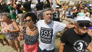 Miles de personas vuelven a abrazar al Mar Menor con el temor a una 'sopa verde' en el horizonte