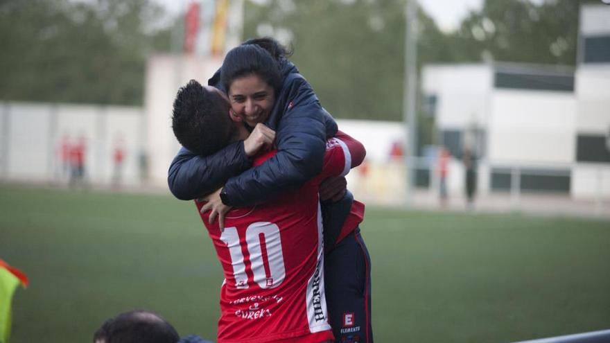 Juanito abraza a Vilas tras marcar el gol.