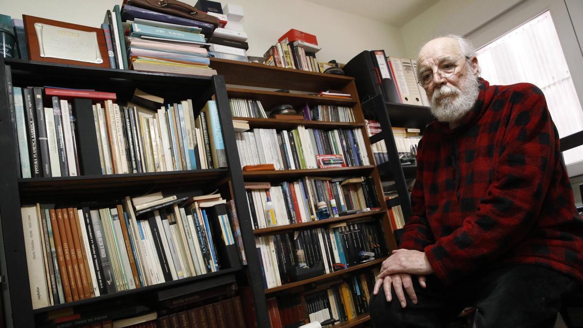 Francisco Prado Alberdi, en su biblioteca personal