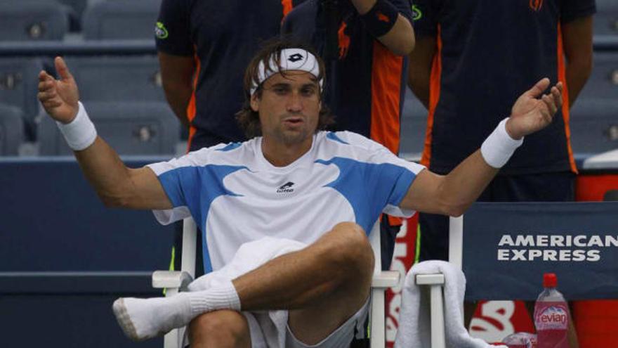 El alicantino David Ferrer, con gesto de contrariedad al suspenderse ayer por la lluvia su partido ante Andy Roddick.