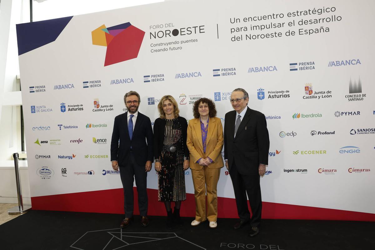 Por la izquierda, Aitor Moll, Ainhoa Moll, Goretti Sanmartín, alcaldesa de Santiago, y Javier Moll.