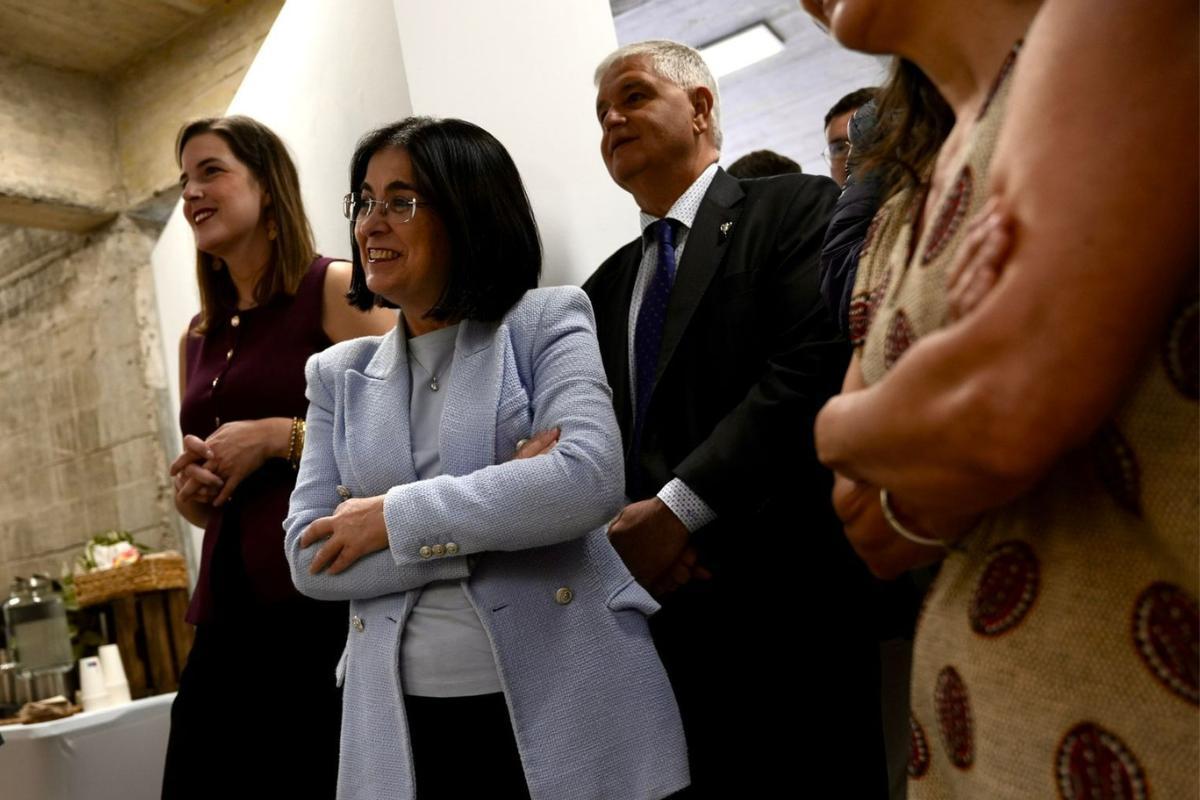 La alcaldesa, Carolina Darias, junto a la concejala de Deportes, Carla Campoamor, y el presidente de la Federación Interinsular de Fútbol de Las Palmas, Juan Arencibia
