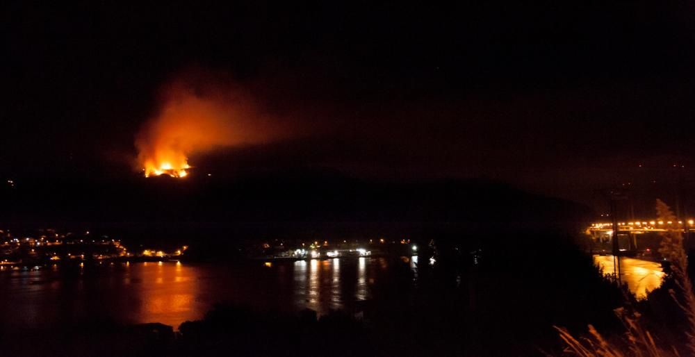 Incendios en Galicia | Un incendio nocturno quema 15 hectáreas en Domaio sobre el puente de Rande