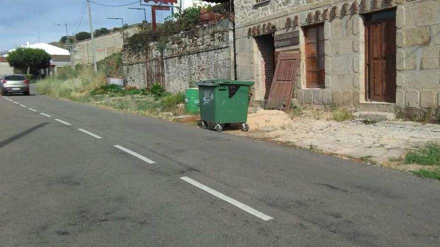 Colocación de uno de los contenedores en la orilla de la carretera de La Ronda, en Fermoselle.