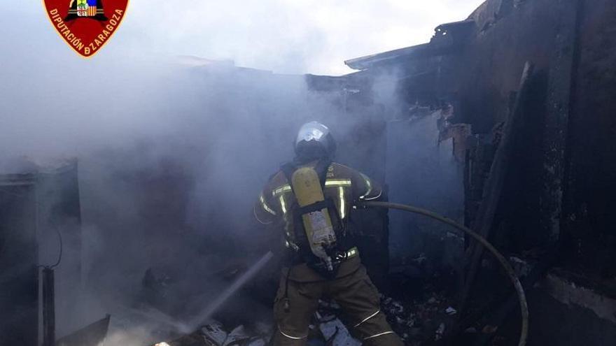 Extinguido el incendio de un almacén de Tauste que corría riesgo de extenderse a varias viviendas